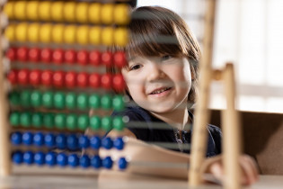 Écart de niveau en mathématiques entre les filles et les garçons : À quel âge apparait-il ?