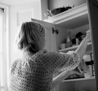 Ménage, garde d’enfants, courses...
Comment les hommes et les femmes se répartissent les travaux domestiques depuis la mise en place de la réforme des 35h ?